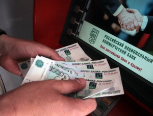 9,5 тысяч крымчан получают пособия на банковские карты