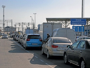 На выезде из Крыма своей очереди ожидают 2350 машин