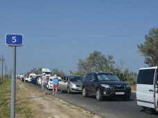 Водителей по пути на Керченскую переправу предупреждают запастись топливом