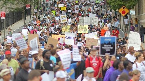 В Нью-Йорке четыре тысячи человек вышли на митинг против применения полицией оружия