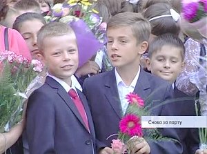 День знаний торжественно отметили во всех школах крымской столицы