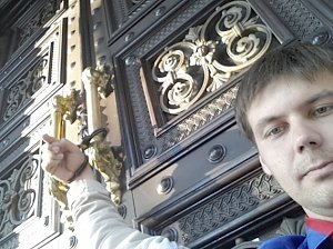 Бывший крымчанин приковал себя наручниками к двери Нацбанка Украины