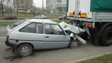 В Симферополе водитель машины погиб при ударе о стоящий грузовик