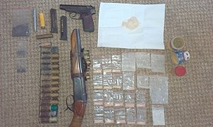 Евпаторийские полицейские обнаружили и изъяли у местного жителя наркотики и обрез охотничьего ружья