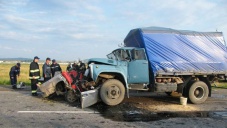 На трассе в Крыму в лобовом столкновении машины с грузовиком пострадали четыре человека