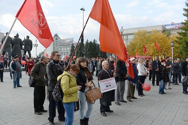 Требуем признать независимость Новороссии! В Новосибирске прошёл арт-блокпост «АнтиНАТО-2» в поддержку Донбасса