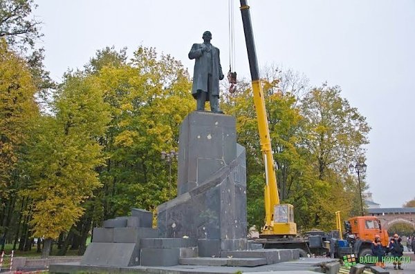 В Великом Новгороде начались работы по реконструкции памятника В.И. Ленину