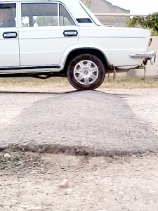 На въезде в Качу вместо лежачего полицейского на дорогу положили бетонный бугор