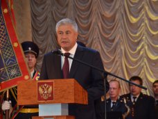МВД по Республике Крым получило знамя из рук федерального министра