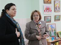 Евгения Бавыкина посетила отремонтированные объекты капстроительства в Армянске