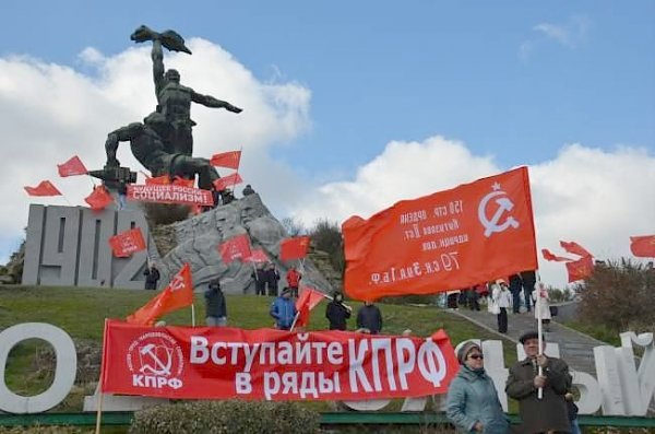 Коммунисты и комсомольцы Ростова-на Дону провели митинг в память героев стачки 1902 года