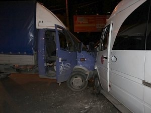 В Севастополе четыре человека пострадали в столкновении грузовика и автобуса