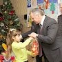 Константинов поздравил пациентов детской больницы с Днем святого Николая