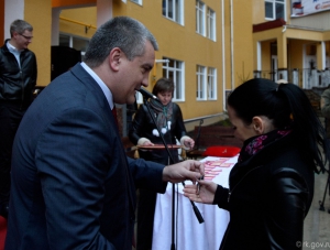 Аксёнов вручил ключи от квартир участникам программы «Доступное жильё»