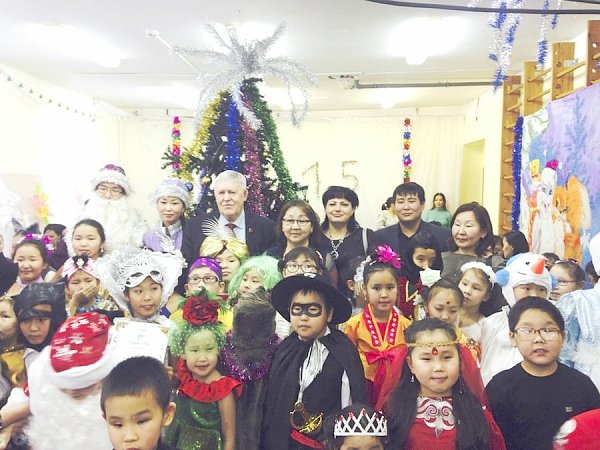 Якутские коммунисты в канун Нового года развезли по детским домам бочки с медом