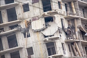 Подрывники с третьей попытки свалили шестнадцатиэтажный дом в Севастополе