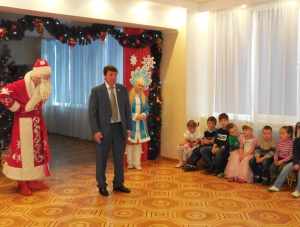 Цеков поздравил детей беженцев из Новороссии с Новым годом
