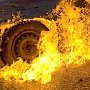 На западе Крыма после аварии на трассе загорелась машина