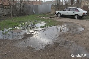 В Керчи во дворе «скорой помощи» больше двух недель течет канализация