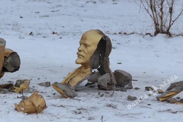 В Одесской области неизвестные снесли и разбили памятник Ленину