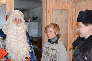 Полицейские Черноморского района поздравили детей из неблагополучных семей с Новым годом