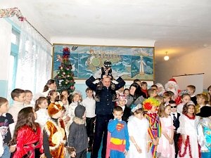 Первомайские полицейские поздравили школьников с новогодними праздниками