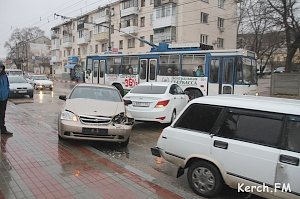 В Керчи в аварии столкнулись четыре автомобиля