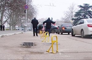 На улице Ленина установили нарушающие закон парковочные турникеты