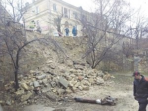 В Севастополе рухнула опорная стена