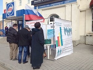 В Севастополе устроили бесплатную раздачу масла прохожим