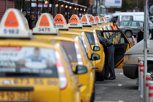 Московские таксисты начали трехдневную забастовку