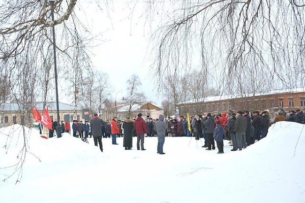 Сменить губительный либерально-экономический курс! Коммунисты вышли на митинг в городе Грязовце Вологодской области