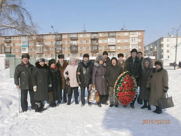 Алтайский край. В Бийске в День Советской Армии почтили память воинов-земляков