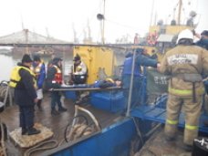 В Керченском проливе спасатели отработали условное столкновение судов и разлив нефти