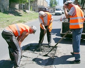 При ремонте дороги в поселке в Крыму из бюджета увели 200 тыс. рублей