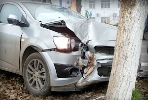 В Керчи при ударе машины о дерево погибли три человека