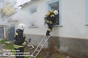В Севастополе потушили пожар в частном доме