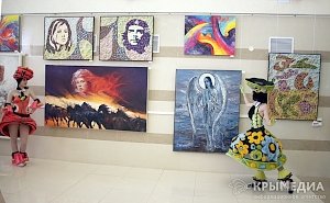 В Симферополе открылась выставка современного искусства «Крымский мост»