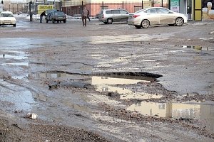 Трёх чиновников в Симферополе наказали штрафом за разбитые дороги