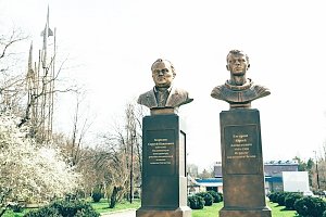 В Столице Крыма установили бюсты Гагарина и Королева