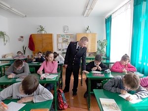 Первомайские полицейские провели конкурс сочинений между школьников на тему «Я и закон»