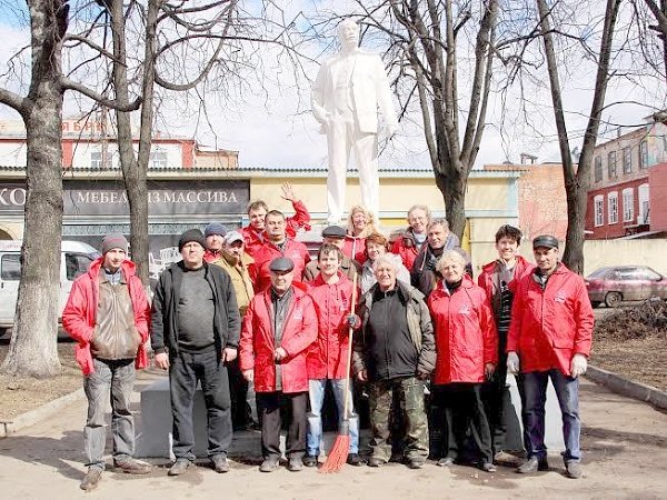 Костромской горком КПРФ провел субботник в сквере возле бывшей фабрики им.Октябрьской Революции
