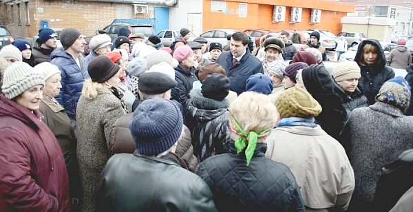 Олег Лебедев продолжает встречи с избирателями, на которых рассказывает о необходимости борьбы с русофобией и антисоветизмом, а также решает экологические проблемы жителей