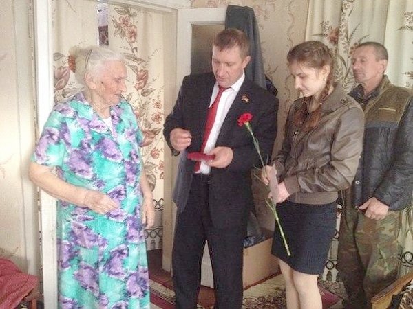 Комсомольцы и коммунисты Белгородского района вручили труженикам тыла юбилейные медали