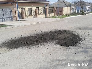 Керчане своими силами ремонтируют дорогу