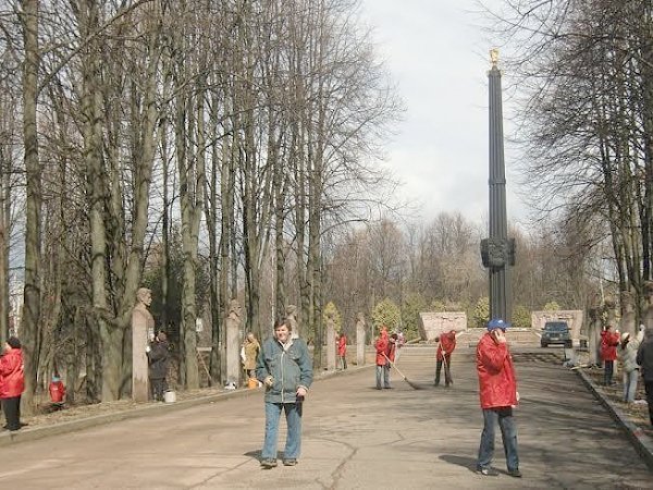 Коммунисты города Иваново провели субботник на мемориале «Красная Талка»