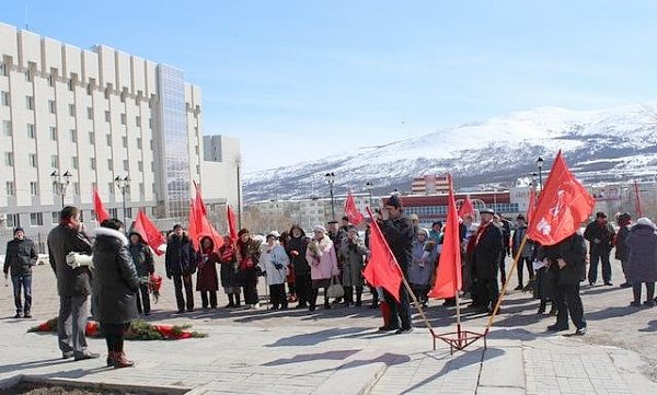 Коммунисты Магадана провели митинг возле памятника В.И. Ленину