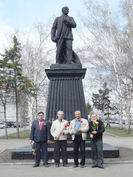 Барнаульские коммунисты в День рождения Ленина провели митинг и возложили цветы к памятникам Ильичу