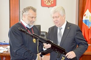 Главе Заксобрания Севастополя вручили орден и копию автомата