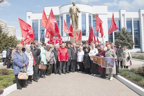 Красные знамена у памятника В.И.Ленину в Краснодаре